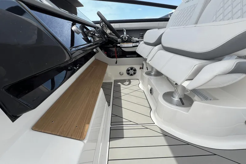 Slide: The Image of Sea Ray SLX 400 2025 - 17