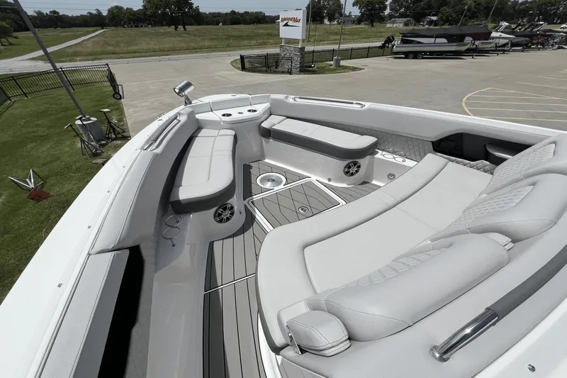 Slide: The Image of Sea Ray SLX 400 2025 - 18