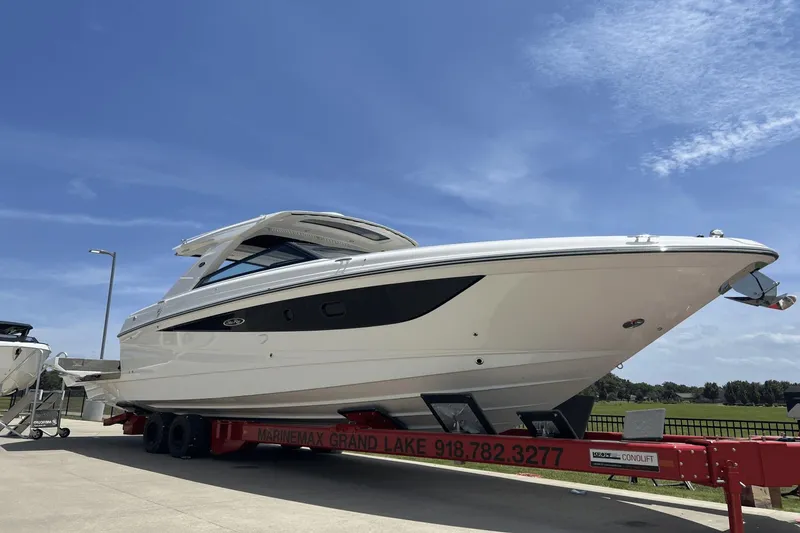 Slide: The Image of Sea Ray SLX 400 2025 - 2