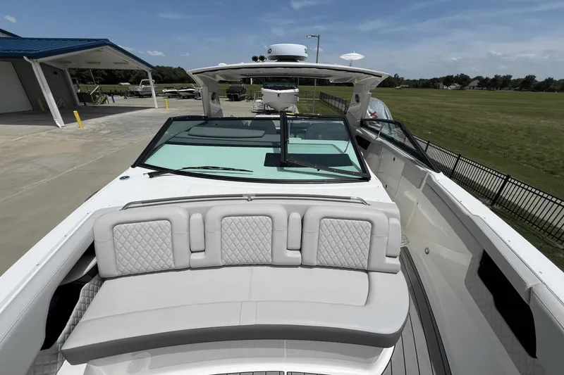 Slide: The Image of Sea Ray SLX 400 2025 - 20