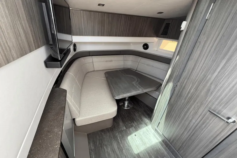 Slide: The Image of Sea Ray SLX 400 2025 - 21