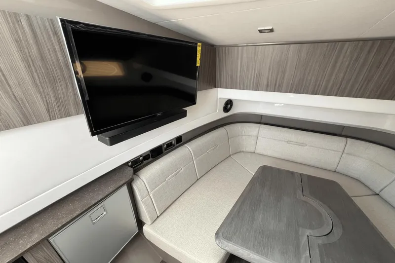 Slide: The Image of Sea Ray SLX 400 2025 - 22