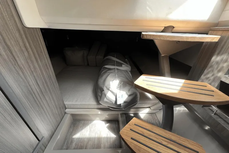 Slide: The Image of Sea Ray SLX 400 2025 - 23