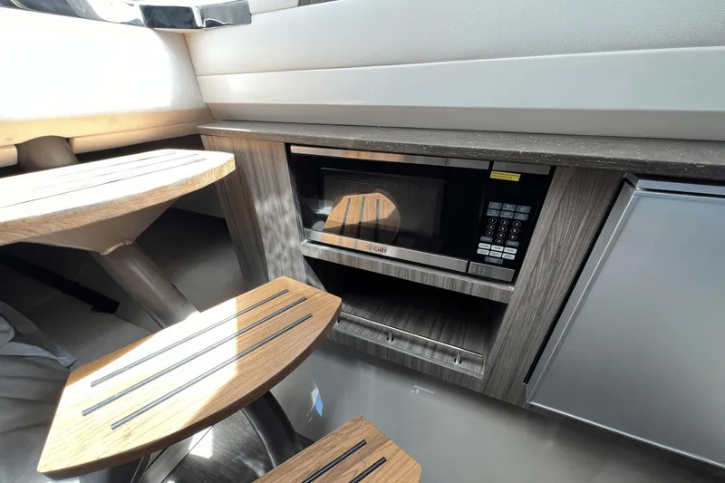 Slide: The Image of Sea Ray SLX 400 2025 - 24