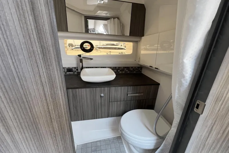 Slide: The Image of Sea Ray SLX 400 2025 - 25