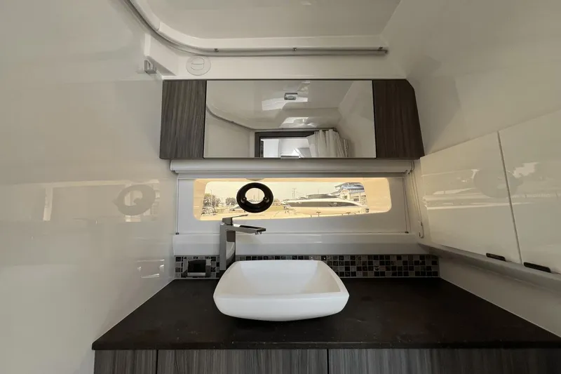 Slide: The Image of Sea Ray SLX 400 2025 - 27