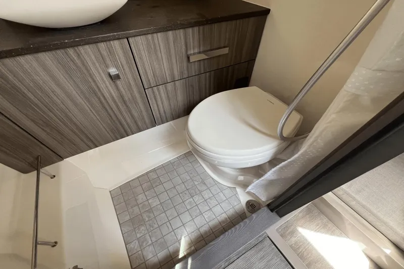 Slide: The Image of Sea Ray SLX 400 2025 - 28