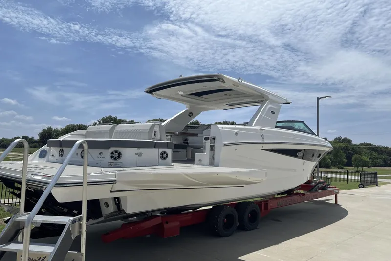 Slide: The Image of Sea Ray SLX 400 2025 - 3