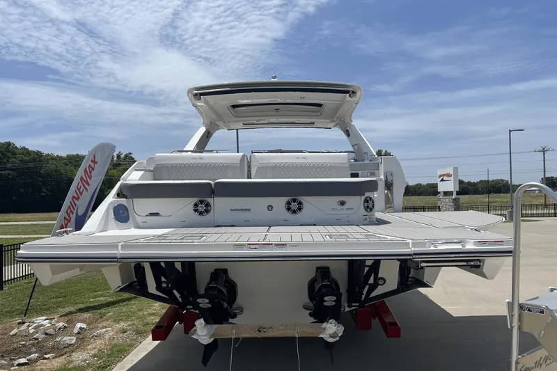 Slide: The Image of Sea Ray SLX 400 2025 - 4