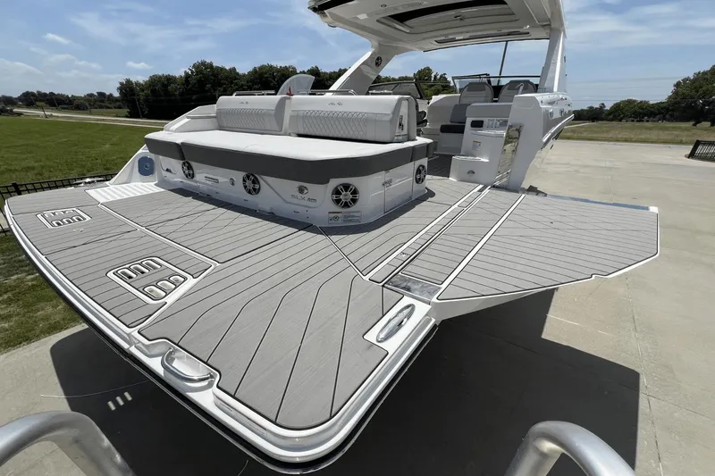 Slide: The Image of Sea Ray SLX 400 2025 - 5
