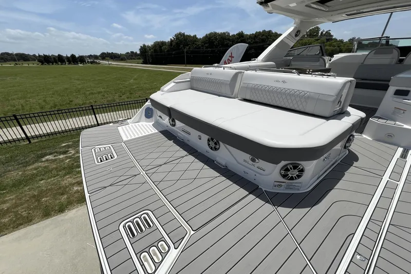 Slide: The Image of Sea Ray SLX 400 2025 - 6