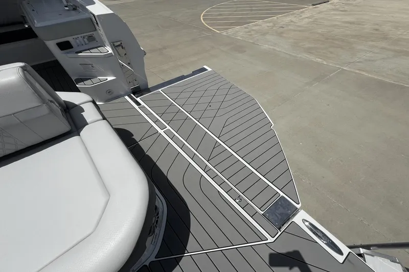 Slide: The Image of Sea Ray SLX 400 2025 - 7