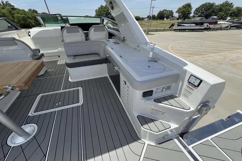 Slide: The Image of Sea Ray SLX 400 2025 - 9