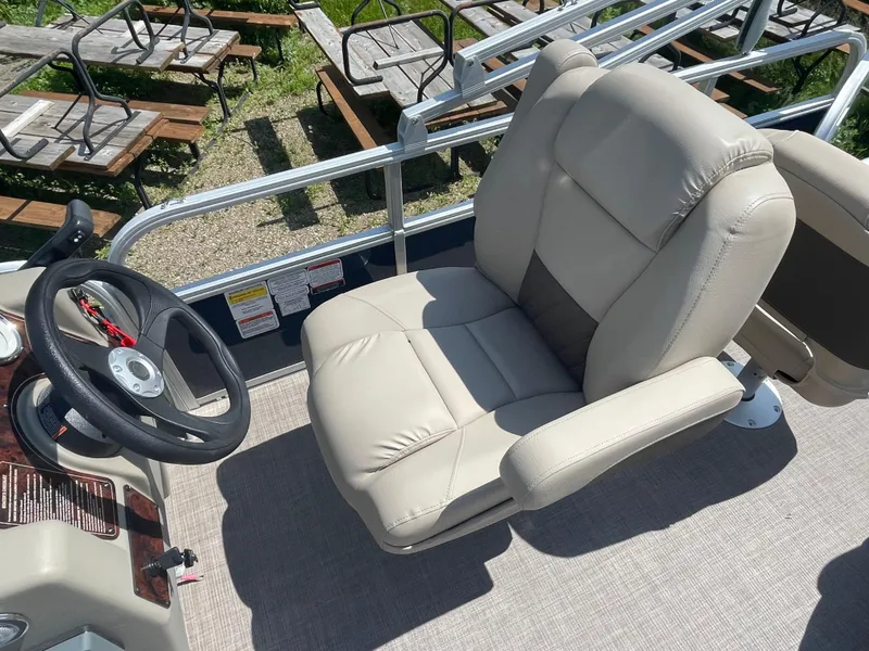 Slide: The Image of Captain's chair on 2024 Sun Tracker Bass Buggy 18 DLX pontoon boat. - 13