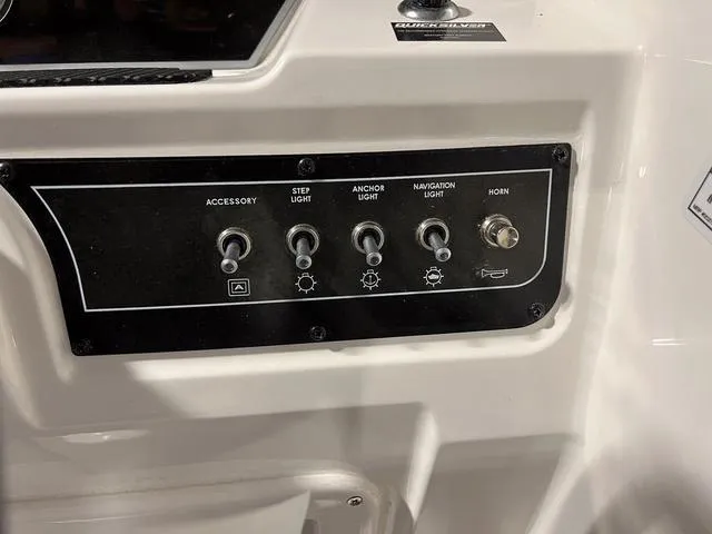 Slide: The Image of Bayliner DX 2000 2024 - 18