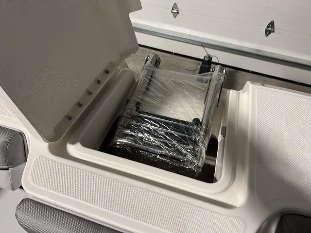 Slide: The Image of Bayliner DX 2000 2024 - 23