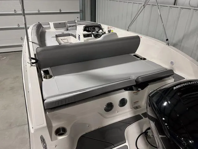 Slide: The Image of Bayliner DX 2000 2024 - 5