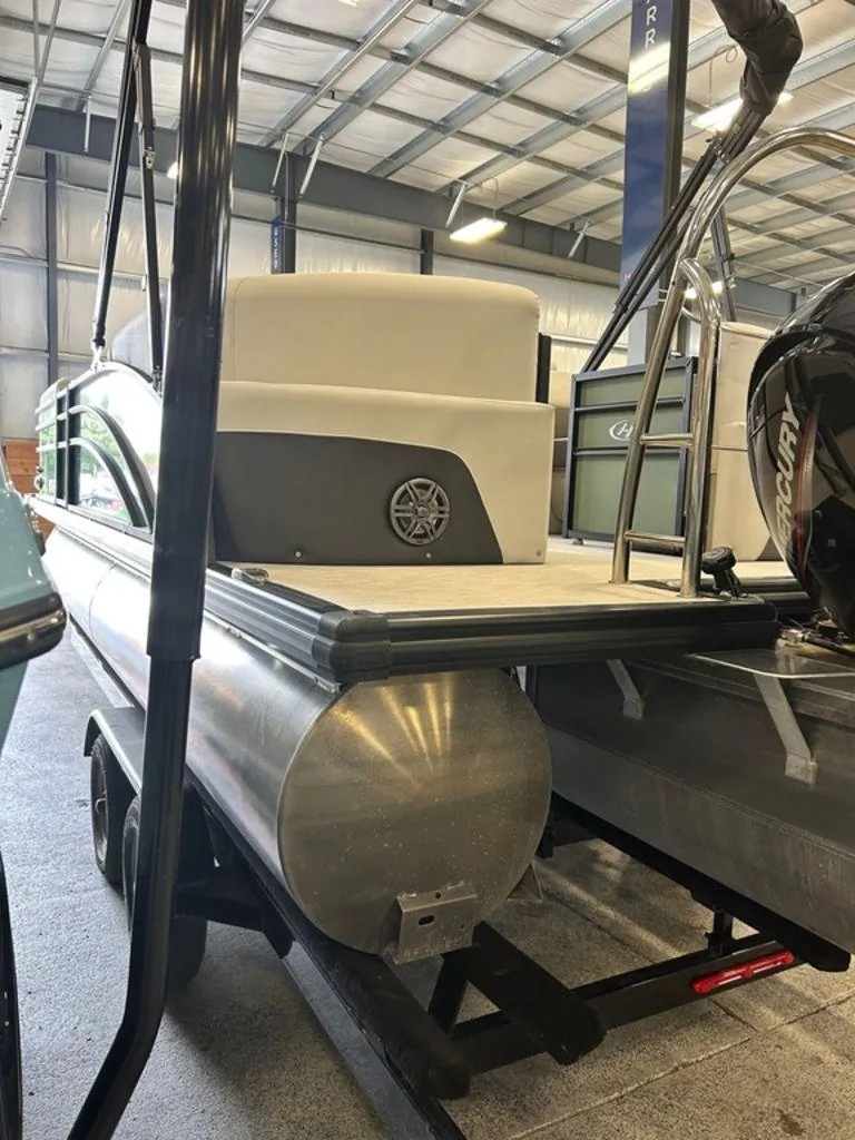 Slide: The Image of Harris Cruiser 230 CWDH 2023 - 10