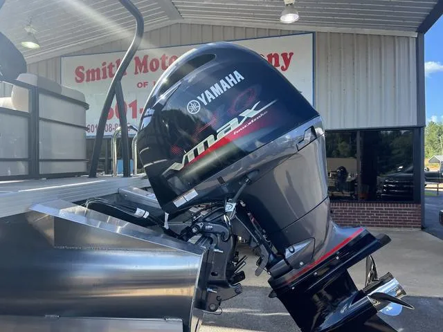 Slide: The Image of Veranda VR22RC Deluxe Tri-Toon 2025 - 10