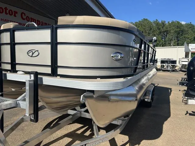 Slide: The Image of Veranda VR22RC Deluxe Tri-Toon 2025 - 11