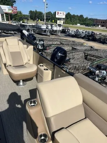 Slide: The Image of Veranda VR22RC Deluxe Tri-Toon 2025 - 12