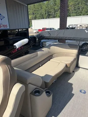 Slide: The Image of Veranda VR22RC Deluxe Tri-Toon 2025 - 13