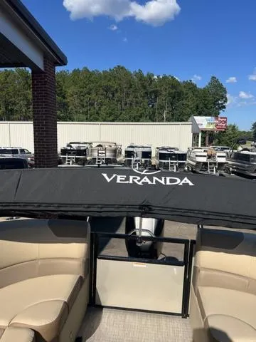 Slide: The Image of Veranda VR22RC Deluxe Tri-Toon 2025 - 14