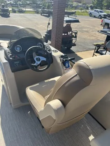 Slide: The Image of Veranda VR22RC Deluxe Tri-Toon 2025 - 15