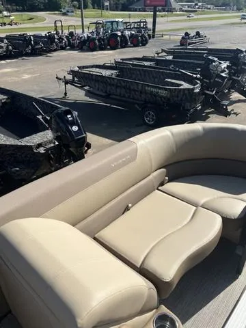 Slide: The Image of Veranda VR22RC Deluxe Tri-Toon 2025 - 17