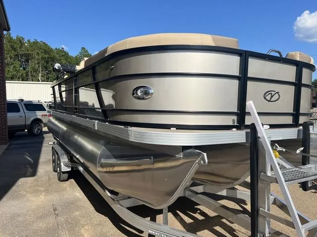 Slide: The Image of Veranda VR22RC Deluxe Tri-Toon 2025 - 3