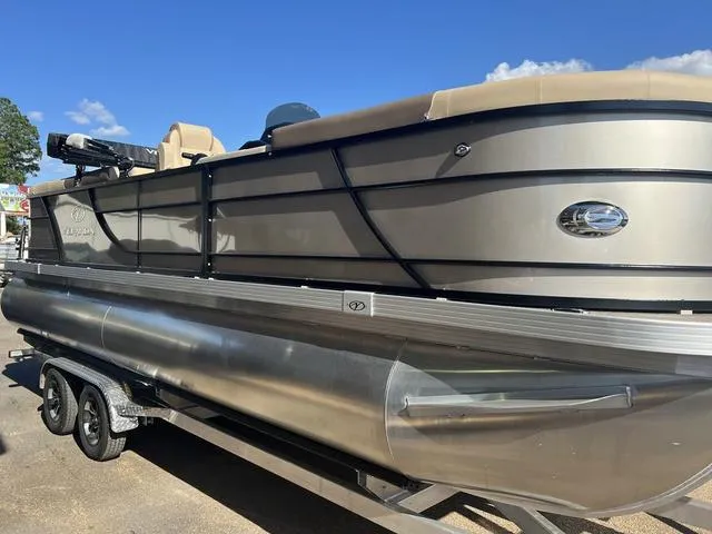 Slide: The Image of Veranda VR22RC Deluxe Tri-Toon 2025 - 4