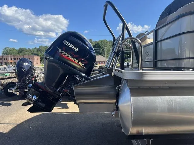 Slide: The Image of Veranda VR22RC Deluxe Tri-Toon 2025 - 5