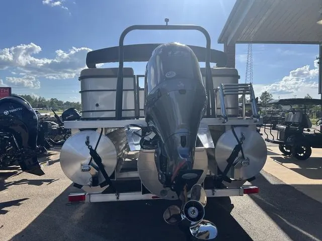 Slide: The Image of Veranda VR22RC Deluxe Tri-Toon 2025 - 8