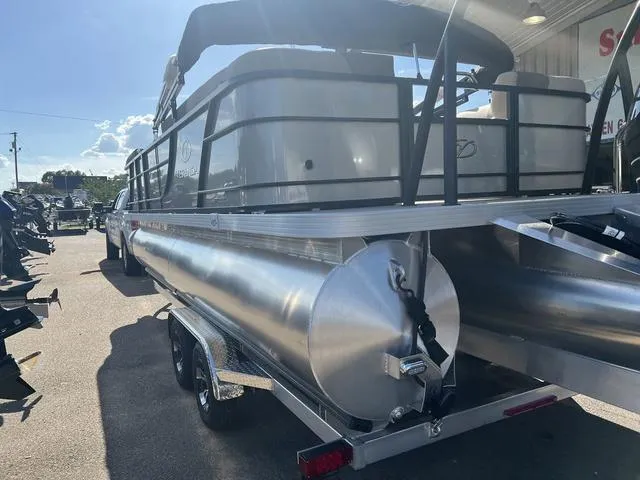 Slide: The Image of Veranda VR22RC Deluxe Tri-Toon 2025 - 9