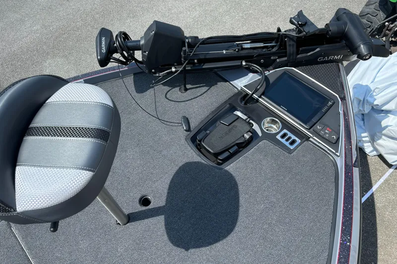 Slide: The Image of 2025 Ranger Z521R boat deck with seat, Garmin electronics, and foot pedal. - 5