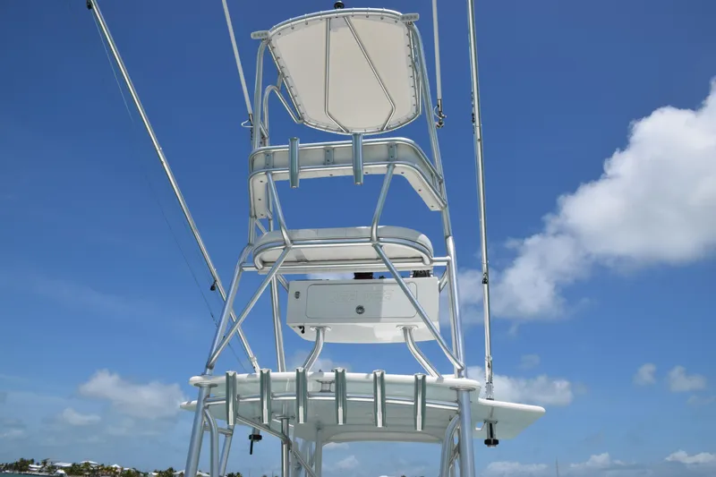 Slide: The Image of 2015 SeaVee 370z boat tower against a clear blue sky. - 39