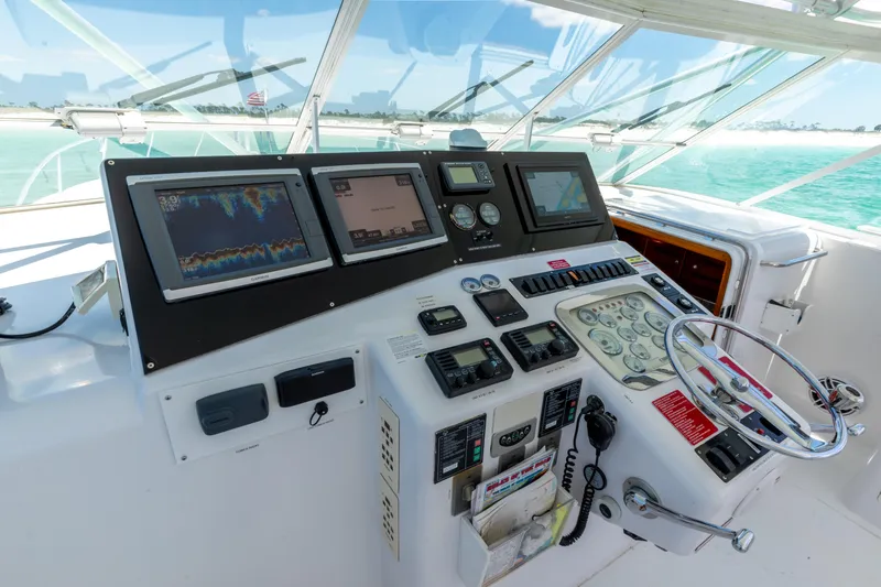 Slide: The Image of 2000 Cabo 45 Express TAIL WALKER-Helm 3 - 15