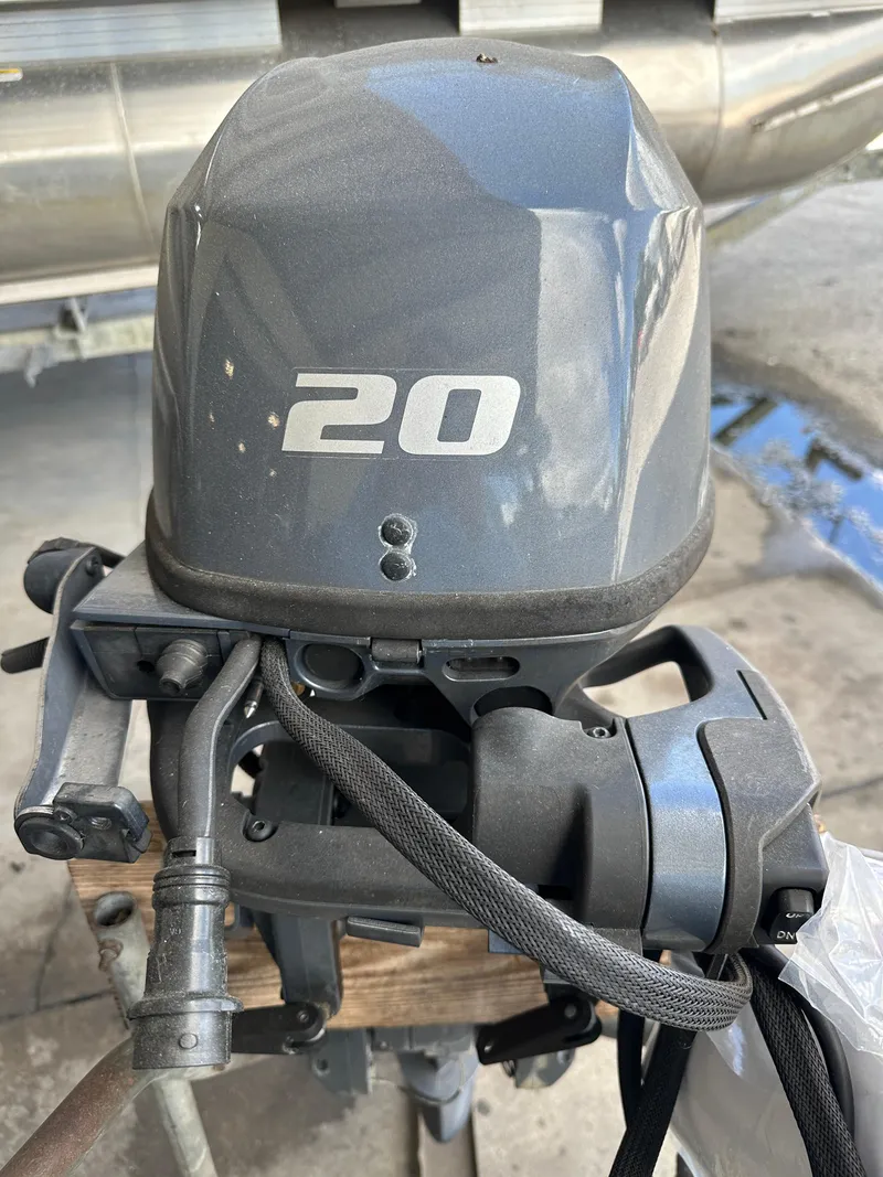 Slide: The Image of 2018 Yamaha Outboards F20LPA outboard motor in gray. - 4
