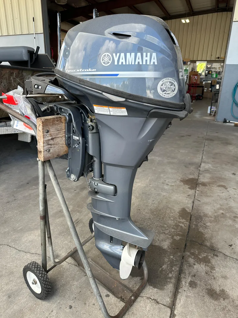 Slide: The Image of 2018 Yamaha Outboards F20LPA outboard motor in a workshop. - 5