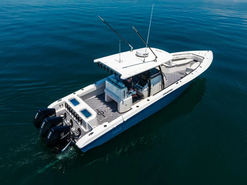 Slide: The Image of Fountain 38 Center Console 2020 - 10