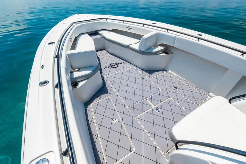 Slide: The Image of Fountain 38 Center Console 2020 - 18