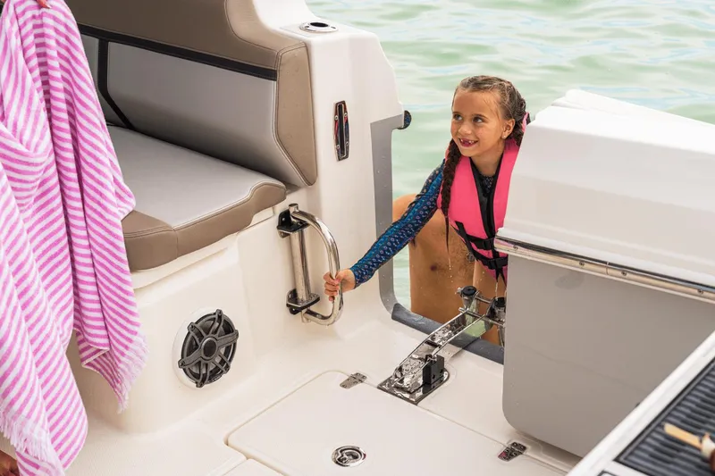 Slide: The Image of Boston Whaler 330 Vantage 2025 - 12