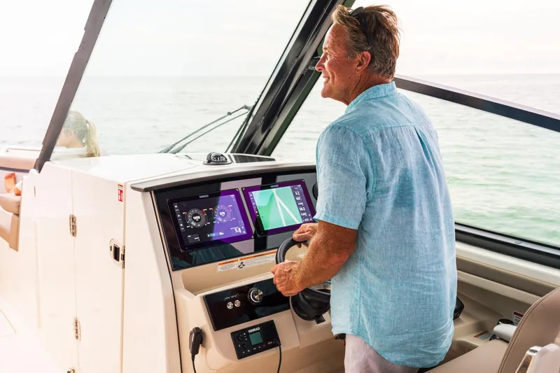Slide: The Image of Boston Whaler 330 Vantage 2025 - 20