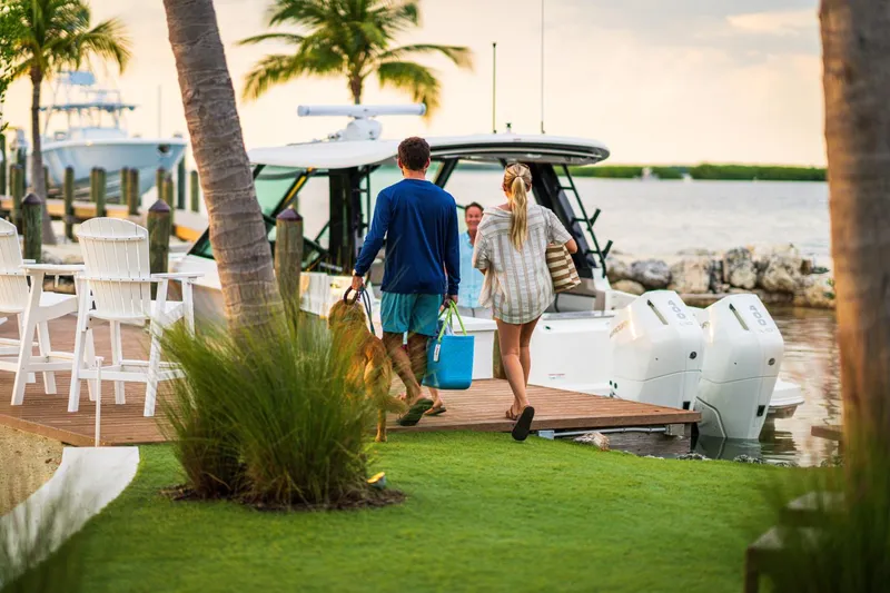 Slide: The Image of Boston Whaler 330 Vantage 2025 - 34