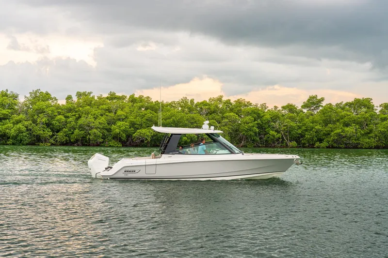 Slide: The Image of Boston Whaler 330 Vantage 2025 - 4