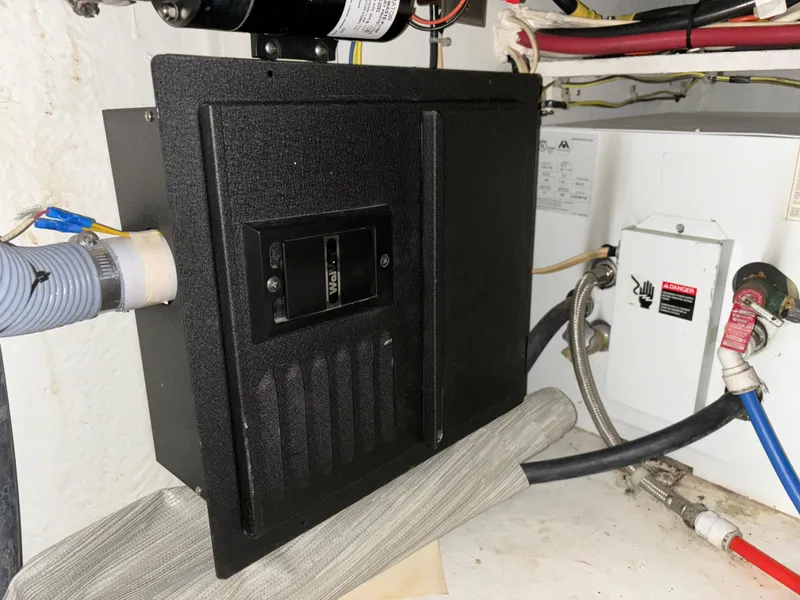 Slide: The Image of Electrical panel in the engine room of a 2000 Bayliner 3788 Command Bridge Motoryacht. - 40