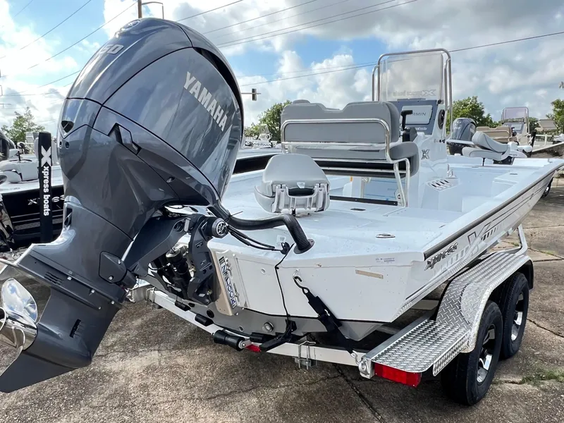 Slide: The Image of 2025 Xpress H22B Hyper-Lift Bay boat with Yamaha engine, rear view. - 15