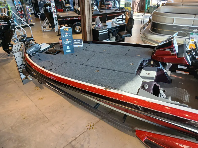 Slide: The Image of 2024 Ranger Z521R Ranger Cup Equipped boat on showroom floor. - 10