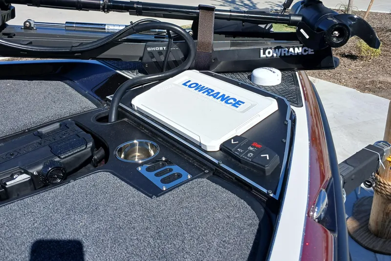 Slide: The Image of 2024 Ranger Z521R boat with Lowrance electronics and trolling motor. - 14