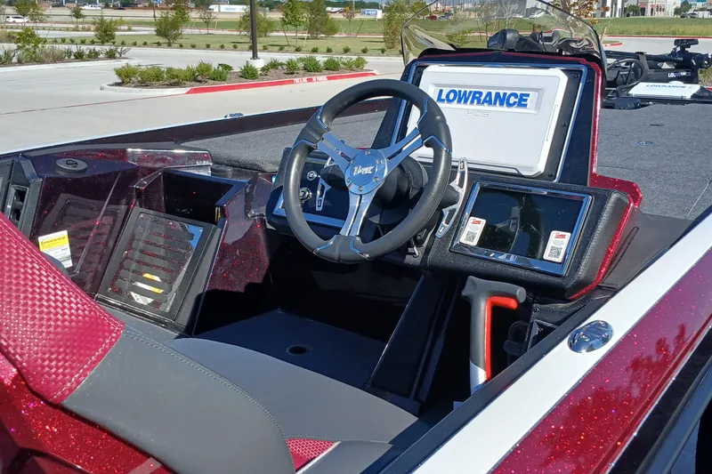 Slide: The Image of 2024 Ranger Z521R boat cockpit with Lowrance electronics and modern steering wheel. - 17